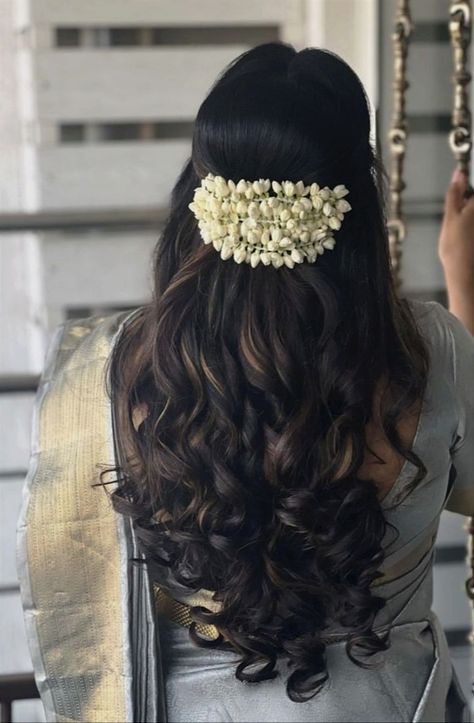 South Indian Bridal Hairstyles, South Indian Hairstyle, Hairstyles For Bridesmaids, South Indian Wedding Hairstyles, Reception Hairstyles, Annual Day, Hair Style On Saree, Saree Hairstyles, Hair Style Vedio