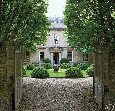 The main entrance gate of an English country estate opens to a view of its Georgian façade. Beautiful Front Doors, Garden Frame, English Manor, Casa Exterior, Georgian Homes, Formal Gardens, English Country House, Entrance Gates, Country Estate