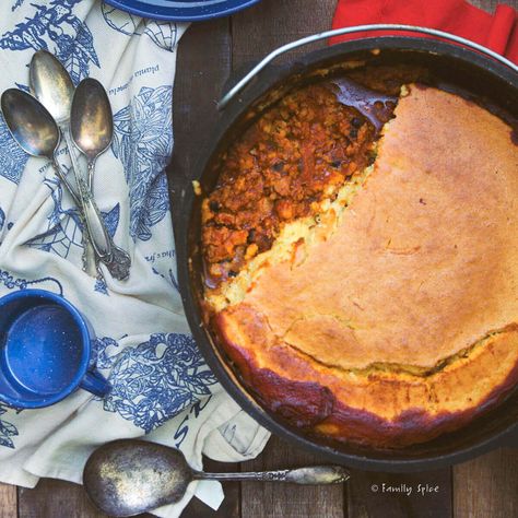 Easy Rv Meals, Campfire Chili Recipe, Dutch Oven Chili Recipe, Glamping Recipes, Leftover Pulled Pork Recipes, Cast Iron Dutch Oven Recipes, Chili With Cornbread, Dutch Oven Chili, Campfire Chili