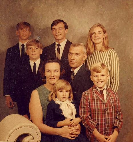 1970s Family Vacation | Family Photo with Mom and Dad from the 1970s | Flickr - Photo Sharing! 60s Family Photoshoot, 70s Family Portrait, 1980s Family Photos, 1970s Family Photos, 1960s Family Photos, 60s Family Photos, Old Family Photos Aesthetic, 70s Family Photoshoot, 70s Family Photos