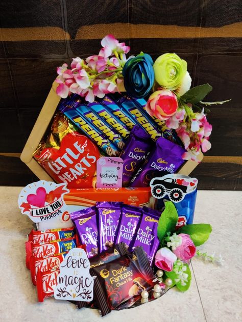 Choclate Packing Ideas Gift, Hamper Decoration, Hampers Snack, Shadi Ideas, Hamper Diy, Hampers For Men, Romantic Gift Ideas, Wedding Packing, Bouquet Making