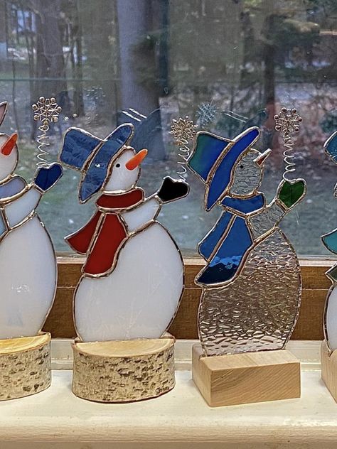 Stained Glass Snowman Ornaments, Holiday Stained Glass Ideas, Snowman Stained Glass Patterns, Holiday Stained Glass Patterns, Stain Glass Christmas, Stained Glass Windchimes, Stained Glass Snowman, Stainglass Ideas, Christmas Stained Glass Patterns