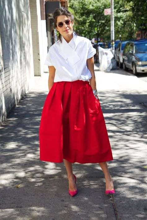 Midi Skirt Leandra Medine Style, Look 80s, Street Style New York, White Mini Dress Graduation, Leandra Medine, White Mini Dress Outfit, Man Repeller, Mini Dress Formal, White Short Dress