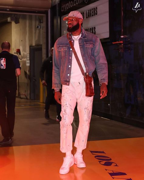 Los Angeles Lakers on Instagram: “Heat Wave” Black Men Street Fashion, Men Street Fashion, Cartoon Profile Pics, Los Angeles Lakers, Lebron James, Instagram Account, Black Men, Profile Picture, Nba