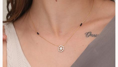 Minimal Mangalsutra Designs, Delicate Mangalsutra Designs, Simple Mangalsutra Design, Mangalsutra Simple, Long Mangalsutra, Indian Gold Necklace Designs, Maharashtrian Jewellery, Gold Jewelry Prom, Black Beats