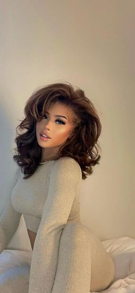 Pin Curls Aesthetic, Voluminous Blowout Medium Hair, Big Curly Blowout, Voluminous Medium Length Hair, Side Part Volume Hair, Volumous Hair Styles, Bombshell Curls Wig, Shoulder Length Blowout Hair, Hairstyle Women Medium Shoulder Length