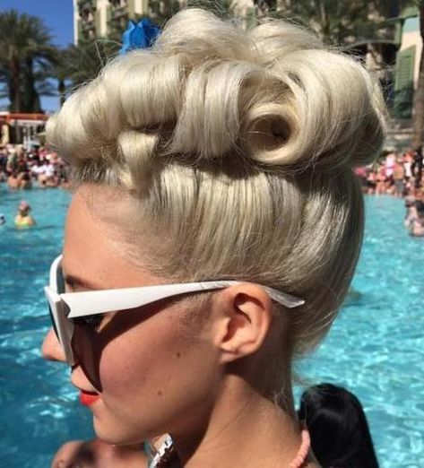 Vintage Hair Styles, Vintage Updo, Pinup Hair, 50s Hairstyles, Hair Colorful, Victory Rolls, Rockabilly Hair, Curly Updo, Peinados Recogidos