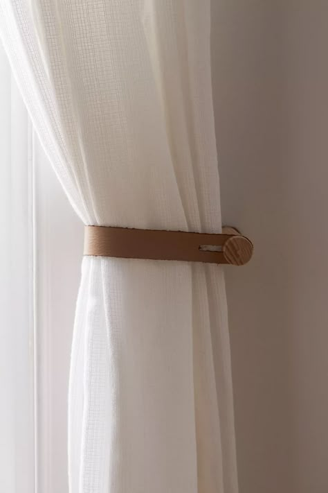 Single Window Curtain Ideas, Cleaning Wood Blinds, Urban Outfitters Curtains, Pine Wood Walls, Curtain Rod Holders, Wood Curtain, Plain Curtains, Curtain Holder, Simple Curtains