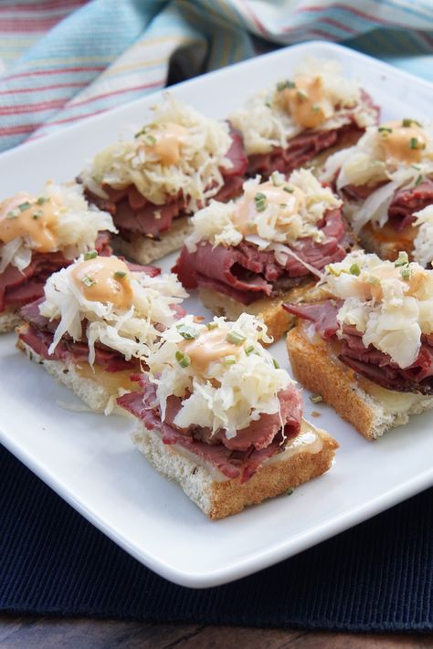 Simple & Delicious Reuben Bites - Savored Sips Meat Small Bites, Ruben Mini Sandwich, Reuben Pickle Bites, Ruben Appetizer, Mini Rueben Bites, Saurkraut Recipes Appetizers, Reuben Appetizer Parties Food, Mini Reuben Bites, Reuben Sliders Hawaiian Rolls