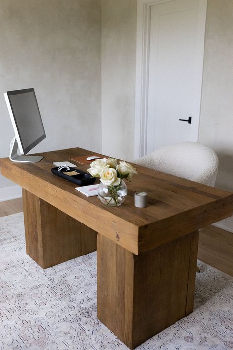 Home Office Ideas With Monitors, Office Ideas Wood Desk, Home Office Wood Desk Inspiration, Modern Simple Office Design, Diy Wood Office Desk, Nude Office Decor, Home Office Wooden Desk, Midern Desk, Brown Desk Office