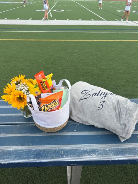 Flowers For Senior Night Soccer, Senior Night Gifts Soccer Baskets, Senior Gift Basket Ideas Sports, Senior Gift Baskets Sports, Senior Baskets Gift Ideas Soccer, Cute Senior Night Gifts, Lacrosse Senior Gifts, Senior Baskets Gift Ideas Volleyball, Senior Night Gift Basket Ideas Soccer