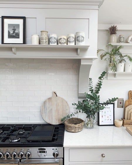 White Brick Cottage, Bright Modern Kitchen, Kitchen Mantle, Kitchen Hood Design, Kitchen Chimney, Brick Cottage, White Kitchen Tiles, Blanco White, Open Plan Kitchen Living Room