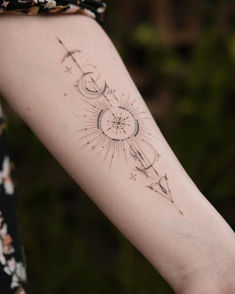 Feminine Compass Tattoo, Fly Tattoo, Celestial Tattoo, Sagittarius Tattoo, Arrow Tattoo Design, Tips And Trick, Perfect Tattoo, Hand Tattoos For Women, Small Hand Tattoos