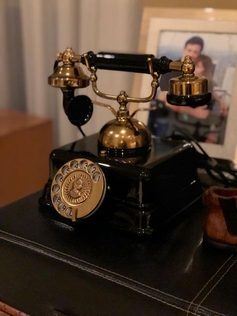 Vintage Landline Phone, Vintage Technology Aesthetic, Old Telephone Aesthetic, Victorian Telephone, Victorian Technology, Old Fashioned Phone, Old Phones, Old School Phone, Old Telephone