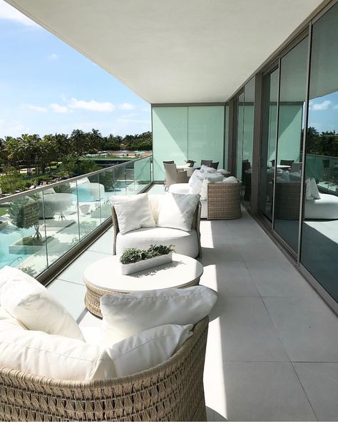 Miami Balcony Decor, Luxury Apartment With Balcony, Miami Balcony, Miami Apartment Balcony, Rich Balcony Aesthetic, Balcony Beach View Aesthetic, Interior Balcony, Miami Condo, Terrace Decor