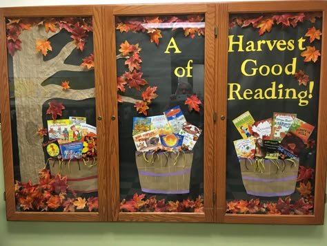 These bushel baskets are filled with good reading choices for a brisk fall day. Fall Library Displays, How To Balayage, Fall Library, School Library Bulletin Boards, Autumn Window Display, School Library Decor, Fall Hydrangea Wreath, Ombre Hairstyles, School Library Displays