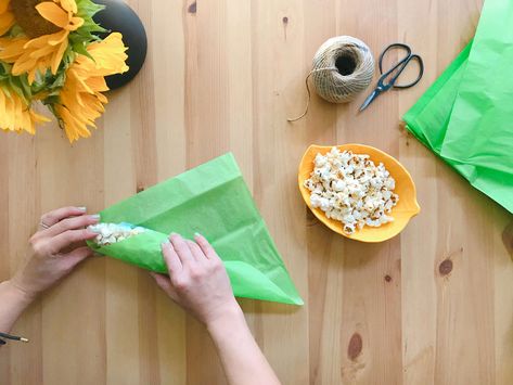 Picnic Party Favors, Popcorn Crafts, Diy Easter Treats, Corn Festival, Popcorn Recipes Easy, Classroom Snacks, Barnyard Bash, How To Make Popcorn, Party Popcorn