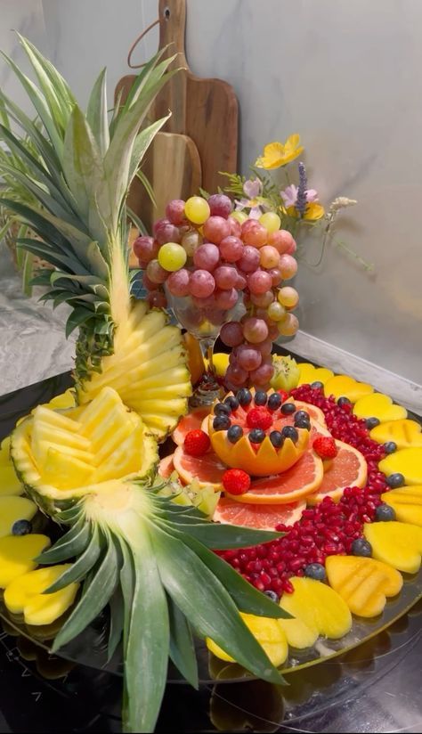 Creative Fruit Tray Ideas, Fruit Tray Designs, Fruits Platter, Food Art Ideas, Veggie Display, Edible Fruit Arrangements, Fruit Buffet, Deco Fruit, Catering Food Displays