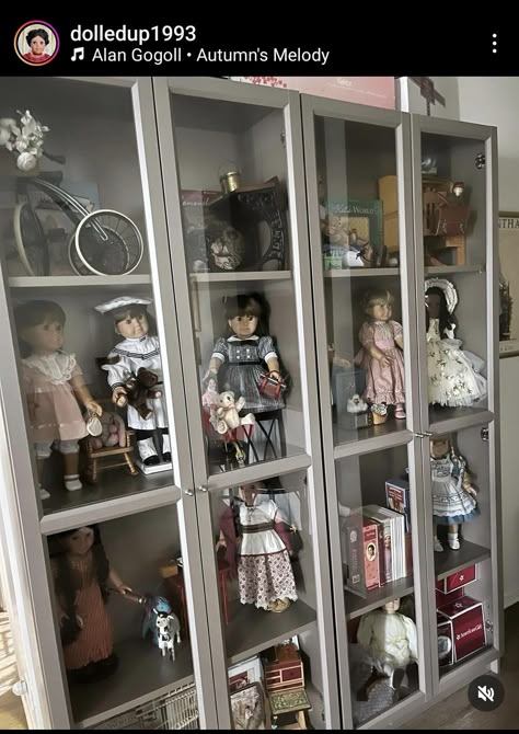 American Girl Doll Display, Doll Display Ideas, Doll Collection Display, Doll Collection Room, American Doll House, Doll Rooms, Glass Bookcase, Collection Displays, Doll Design