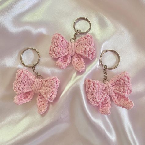 The prettiest bow keychains you will ever see! Pink Diy Gifts, Keychain Diy Ideas, Cute Crochet Ideas Aesthetic, Keychain Aesthetic, Sewing Aesthetic, Bow Keychain, Knitted Accessories, Keychain Crochet, Crochet Keychain Pattern