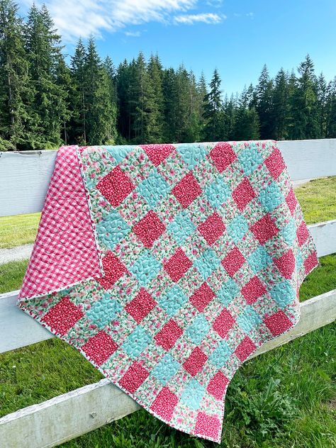 Gingham Plaid Quilt + FREE Pattern by A Bit of Scrap Stuff | Fabric: Summer Picnic by Melissa Mortenson of Polka Dot Chair for Riley Blake Designs Prairie Picnic Quilt Pattern, Picnic Quilts Free Pattern, Gingham Quilt Pattern Free, Gingham Quilts, Patchwork Quilts For Beginners, Picnic Gingham, Buffalo Check Quilt, Check Quilt, Quilts Easy