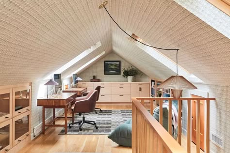 20 Stunning Finished Attic Room Ideas Loft Study, Attic Room Ideas, Attic Office, Finished Attic, Small Attic, Attic Ideas, Attic Conversion, Modern Renovation, Attic Space