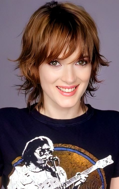 Winona Ryder Winona Ryder Hair, Layered Short Haircut, Razor Cut Hairstyles, Razor Cuts, Flippy Hair, Razor Cut Hair, Winona Forever, Funky Short Hair, Short Shag Haircuts