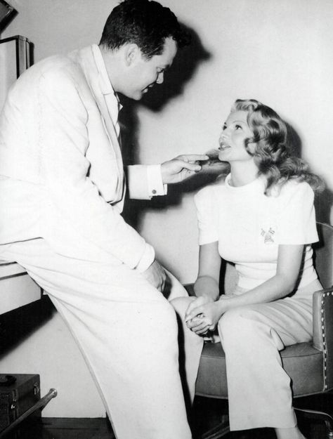 preparing for Rita’s haircut on the set of The Lady from Shanghai (1947) Robert Taylor, Noir Movie, Lana Turner, Alison Brie, Myrna Loy, Hollywood Couples, Jayne Mansfield, Jean Harlow, Orson Welles