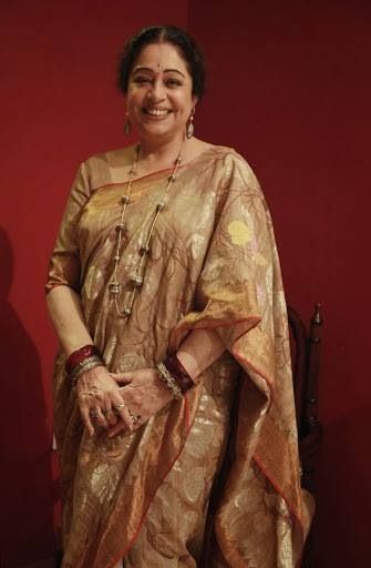 Kiron Kher in a Gaurang Shah Saree. Description of Pinner Mahua Roy Chowdhury Kiran Kher Saree Fashion Styles, Gaurang Shah Sarees, Birthday Pig, Gaurang Shah, Kirron Kher, Saree Inspiration, Tissue Sarees, India Shopping, Men's Kurta