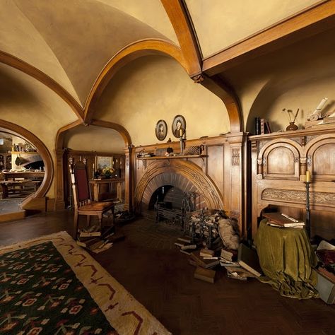 Lotr Decor, Hobbit House Interior, Casa Do Hobbit, Hobbit Aesthetic, Hobbit Style, Hufflepuff Common Room, Fantasy Room, Casa Hobbit, Nature House