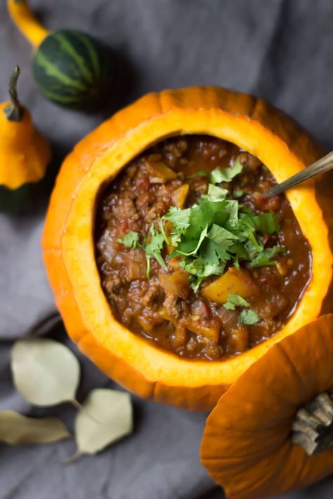 Paleo Pumpkin Chili - Ready in under 30 minutes! | wickedspatula.com Chili Paleo, Paleo Pumpkin Chili, Keto Halloween, Paleo Soup Recipe, Easy Paleo Dinner Recipes, Cleaning Eating, Paleo Soups, Paleo Ideas, Pumpkin Chili Recipe