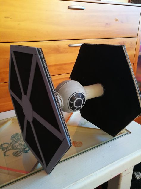 TIE fighter de cartón Star Wars Gift Ideas Diy, Cardboard Star Wars, Diy Star Wars Gifts, Star Wars Theme Room, Star Wars Party Decorations, Cardboard Decor, Geek Room, Star Wars Food, Color Wars