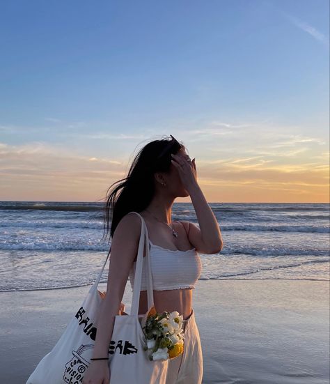 Pose Inspo Beach, Beach Shy Poses, Santa Monica Instagram Pictures, Instagram Beach Photo Inspiration, Sunset Beach Pictures Instagram, Beach Poses Instagram Bikinis Shy, Beach Trip Photo Ideas, Aesthetic Beach Photos Idea, Sunset Outfits Beach