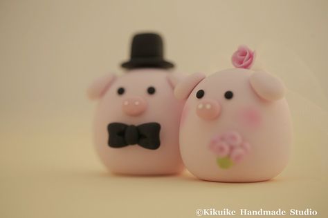 Pig Wedding Cake, Fimo Kawaii, Wedding Toppers, Polymer Clay Cake, Foam Clay, Clay Keychain, Pasta Francesa, Cute Polymer Clay, Wedding Topper