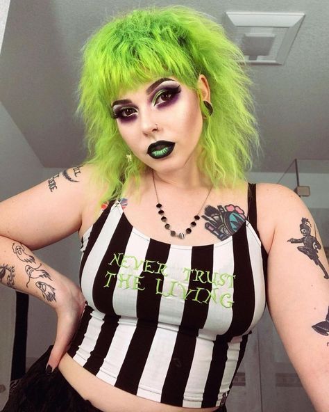 Green Hair Halloween Costumes, Beetlejuice Inspired Makeup, Beetlejuice Makeup Female, Beetlejuice Costume Female, Beetlejuice Makeup, Halloween Pin Up, Beetlejuice Costume, October Fashion, Halloween Makeup Looks