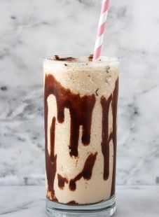 Chocolate Monkey - Drink Guy Kahlua Milkshake, Kaluha Recipes, Kahlua Cocktails, Kahlua Drinks, Recipes Gourmet, Simple Cocktail, Handle The Heat, Mudslide, Irish Cream Liqueur