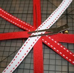 How to make a loopy bow Only use the smaller ribbons for smaller bow Loopy Bow, Hair Bow Tutorial, Diy Bows, Bow Headband Hairstyles, Hair Ribbons, Bow Tutorial, Bow Accessories, Ribbon Hair Bows, Making Hair Bows