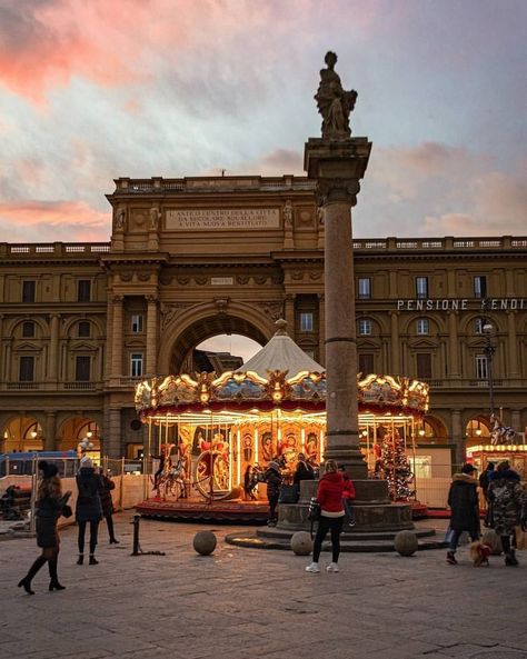 ~Cities Florence Italy Christmas, Florence Winter, Italian Autumn, Florence Aesthetic, Italy In November, Italian Summer Aesthetic, Summer Abroad, Florence City, Firenze Italy