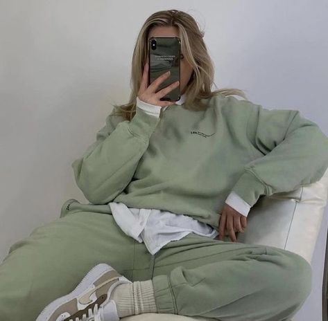 Sage Green Outfits, Green Sweatpants Outfit, Sweatpants Outfit Aesthetic, Pink And Green Outfit, Monochromatic Wallpaper, Baggy Outfits, Marketing Aesthetic, Green Marketing, Green Outfits