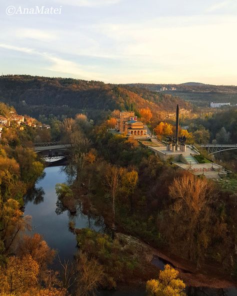 Asen's Monument in Veliko Tarnovo, Bulgaria from above Veliko Tarnovo Bulgaria, Bulgaria Travel, Veliko Tarnovo, European City Breaks, European City, Beautiful Places On Earth, Fall Travel, A Fairy Tale, Medieval Town