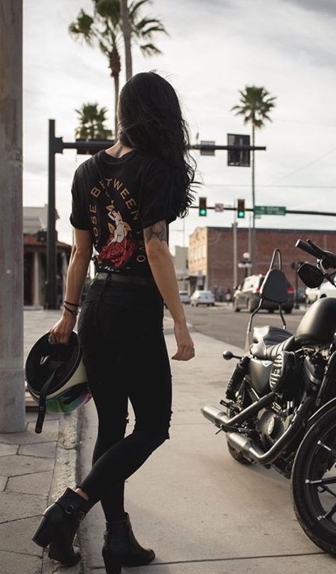 Its A Jeep Thing, Biker Girl Outfits, Moda Grunge, Cafe Racer Girl, Motorbike Girl, Fotografi Vintage, Pastel Outfit, Biker Chic, Biker Chick