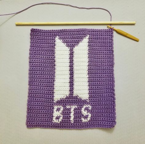 Kpop Crochet Pattern Free, Knitted Banner, Bts Tapestry Crochet, K Pop Crochet Pattern, Stray Kids Crochet Pattern, Bt21 Crochet Free Pattern, Bts Crochet Ideas, K Pop Crochet, Bts A Crochet