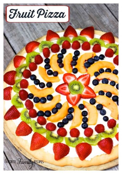 Sugar cookie dough, cream cheese, fresh fruit...what could possibly be better! This Easy Fruit Pizza is a MUST try this summer! Fruit Pizza Designs, Fruit Pizza Sugar Cookie Recipe, Fruit Pizza Crust, Fruit Sugar Cookies, Healthy Fruit Pizza, Easy Fruit Pizza, Pizza Dessert, Fruit Pizza Sugar Cookie, Sugar Cookie Crust