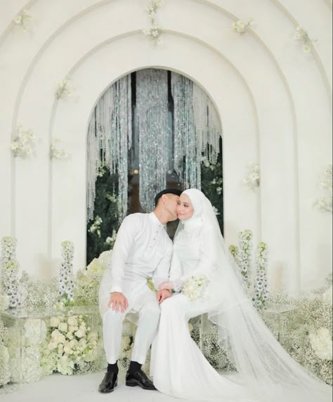 Nikah Shoot Ideas, Posing Atas Pelamin, Nikah Photoshoot Ideas, Pelamin Akad Nikah, Foto Wedding Muslim, Pose Pengantin Di Pelaminan, Melayu Wedding Dress, Posing Pelamin, Nikah Poses