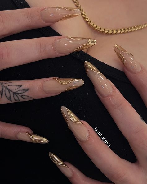 Basic Nails Almond, Gold Nails Inspiration, Nails Gold Design, Aesthetic Y2k Nails, Nude Stiletto Nails, Copper Nails Designs, Classy Almond Nails, Punk Nails, Simple Acrylic Nails