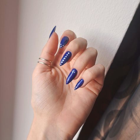 hand with blue nail design Blue Nails With Dots, Nails With White Dots, Blue Nails With White, Blue Nails Design, Nails With White, Dark Blue Nails, Blue Nail Designs, Gold Dots, Dots Design