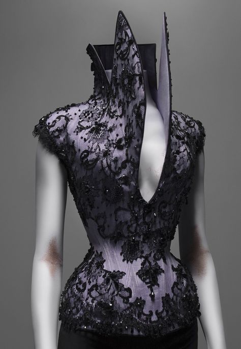 Mourning purple corset autumn/winter 1996-97 Mr Pearl, Mcqueen Savage Beauty, Beauty Exhibition, Alexander Mcqueen Savage Beauty, Cl Fashion, Lee Alexander Mcqueen, Savage Beauty, Mcqueen Fashion, Mc Queen