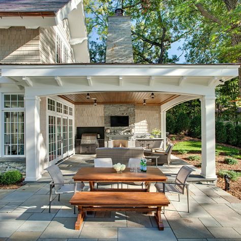 Houzz | Covered Patio Design Ideas, Remodels & Photos Outdoor Kitchen And Dining, Outdoor Covered Patio, Lake House Interior, Outdoor Patio Designs, Cozy Backyard, Outdoor Room, Backyard Retreat, Backyard Patio Designs, Outdoor Kitchen Design