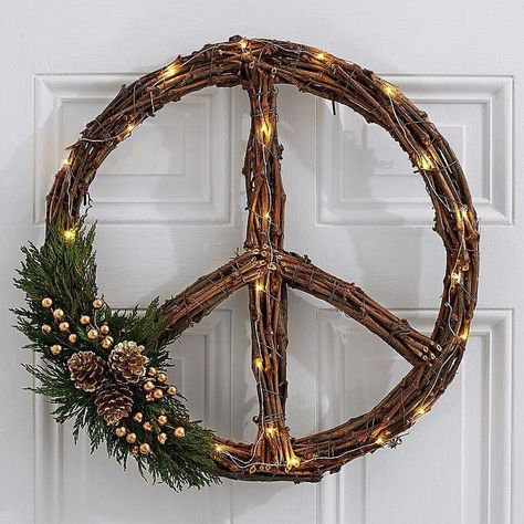 Peace Wreath, Wreath With Lights, Apartment Christmas, Bohemian Christmas, Makramee Diy, Burlap Wreaths, Christmas Beauty, Christmas Door Wreaths, Gold Christmas Decorations