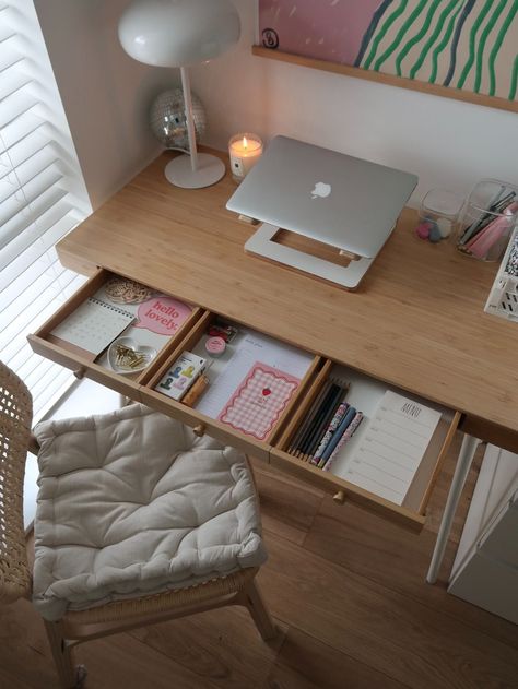 Desk Decor And Organization, Desk Ideas College, Work Desk In Bedroom, Men Dorm Room Ideas, Desk Ideas Simple, Dorm Room Ideas Desk, Room Ideas With Desk, Men Dorm Room, Work Table Aesthetic